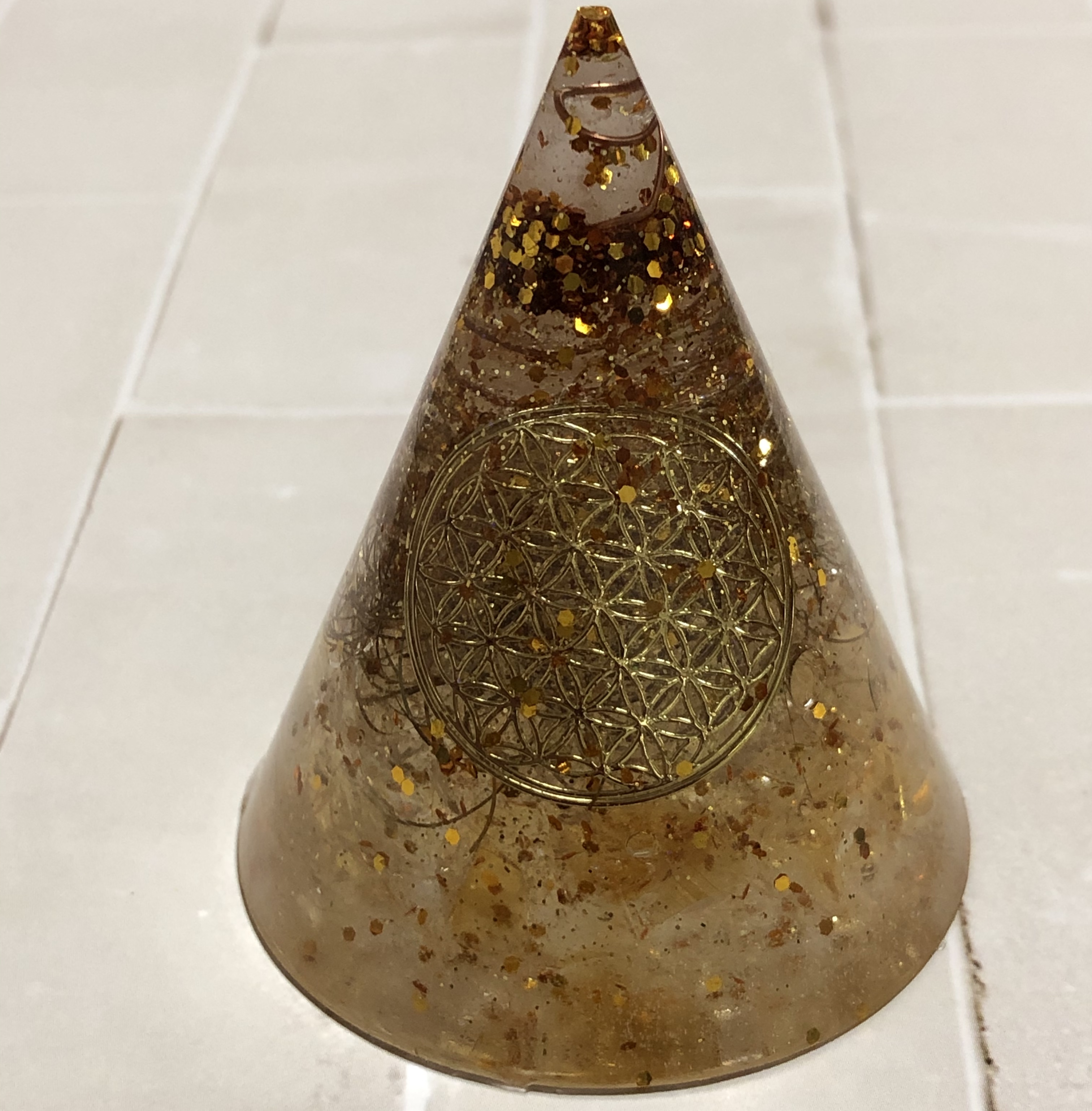円錐型　フラワーオブライフ　キラキラゴールドのオルゴナイト